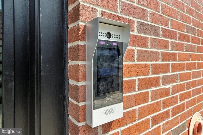 Building Photo - 2421 N Mascher St