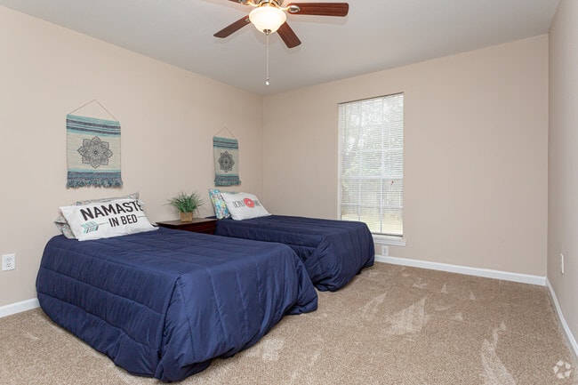 2 BR, 1 BA - 915 SF - Park Regency