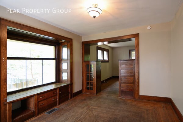 Building Photo - 211 E Northwood Ave