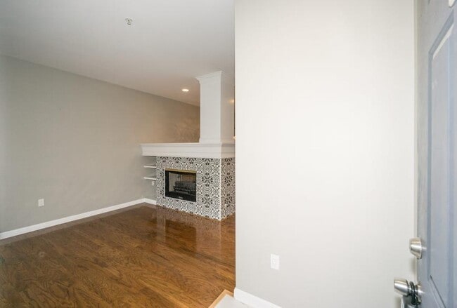 Building Photo - 2 bedroom in Kirkland WA 98033