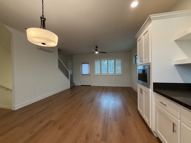 Foto del edificio - Loft home in downtown Woodland with SOLAR!!