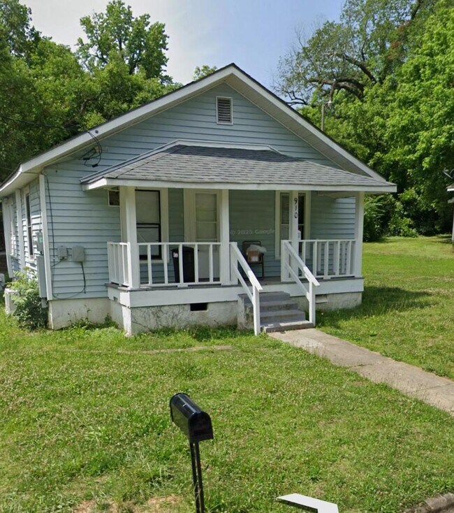 Building Photo - 910 Richardson Ave