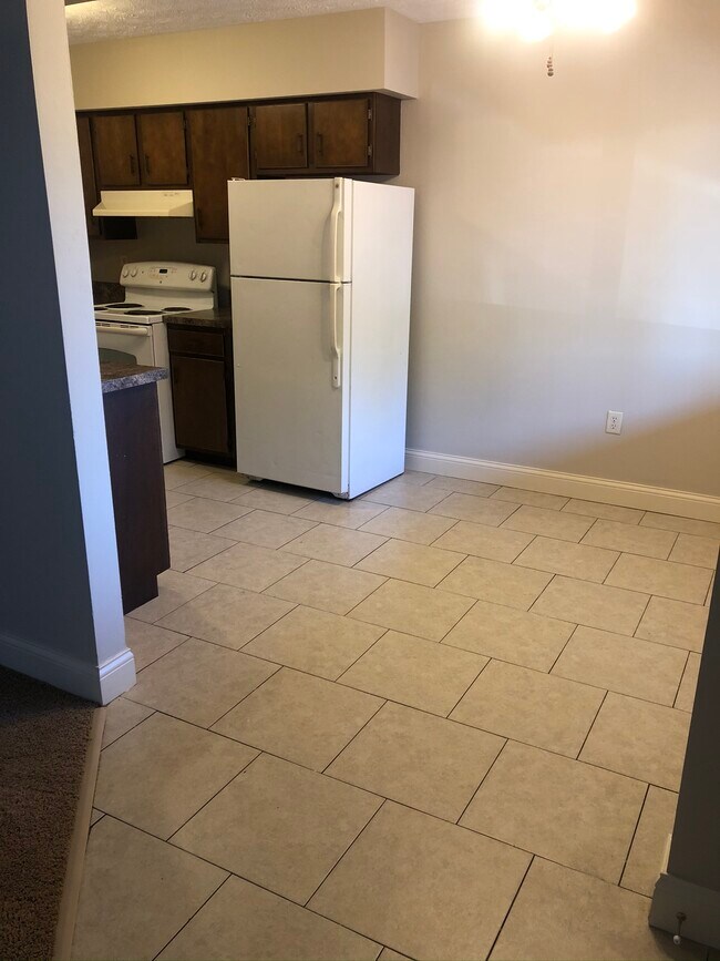 Dining room that fits 4-6 person table - 1806 Knox St