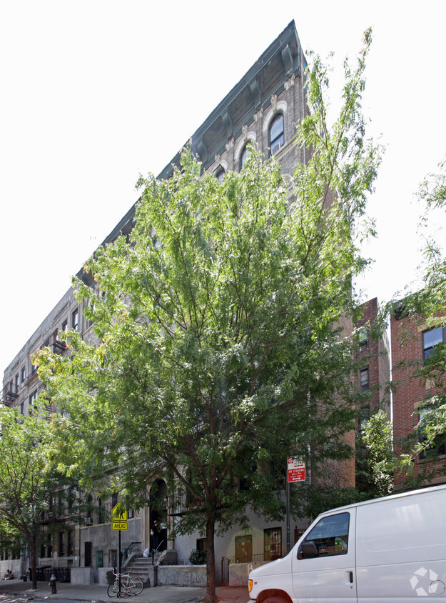 Building Photo - 366 S 5th St
