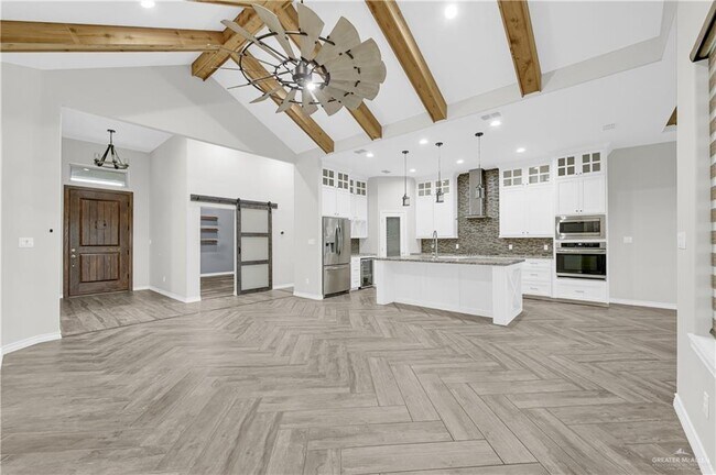 Foto del edificio - 24 Red River Ave