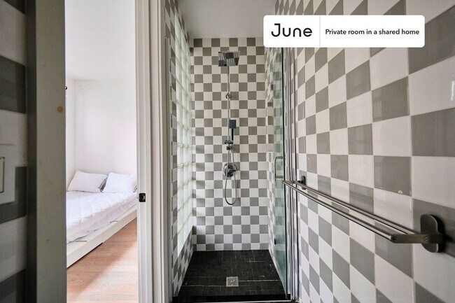 Foto del edificio - Room in Shared 3 bed/3 bath home