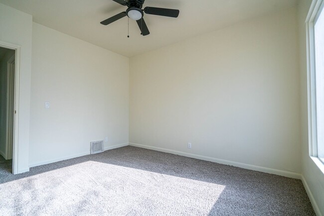 Building Photo - Spacious & Updated 5 Bed Home in Prime Ogden Location