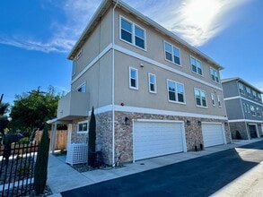 Building Photo - 232 W Pearl Ave