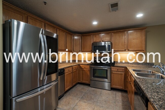Building Photo - 3075 E Kennedy Dr