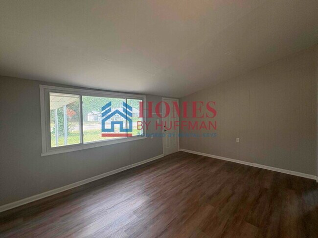 Building Photo - Three Bedroom House | Move in Ready