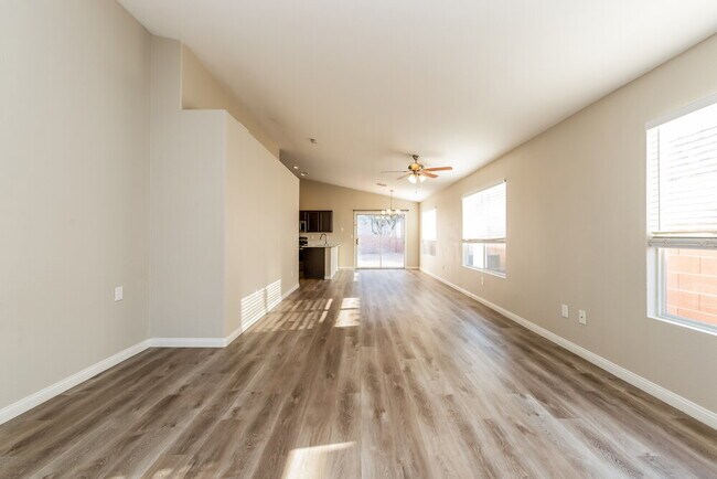 Foto del edificio - 8016 W Shady Glen Ave