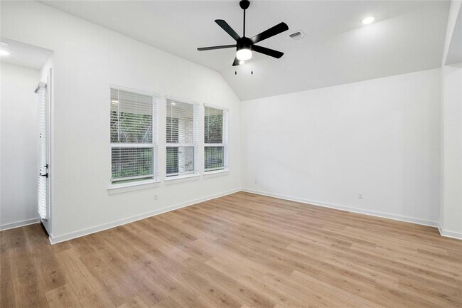 Foto del edificio - 250 Kimble Creek Lp