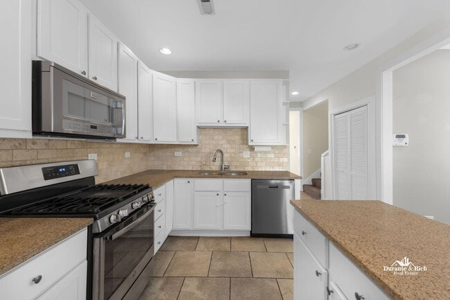 Building Photo - Albany Park 3++ Bedroom Duplex Has it All