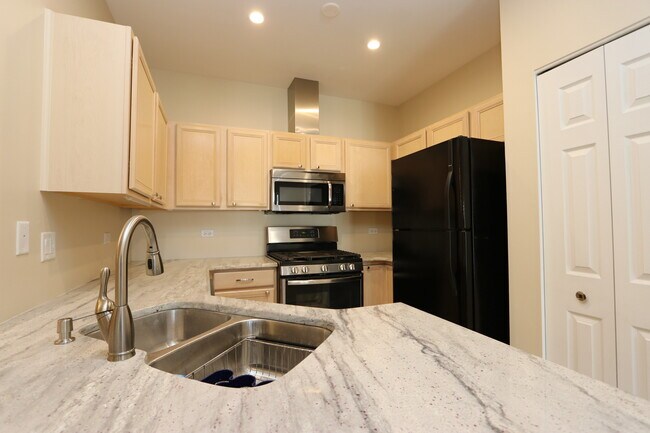 Building Photo - 3333 Stratford Ct