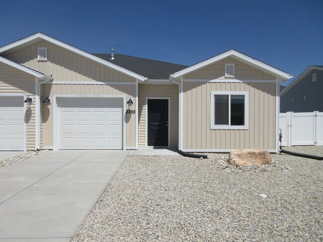 Foto del edificio - Newer Construction Single Level Twin Home ...