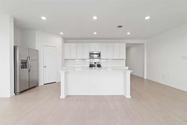 Building Photo - 830 Heaven Dr