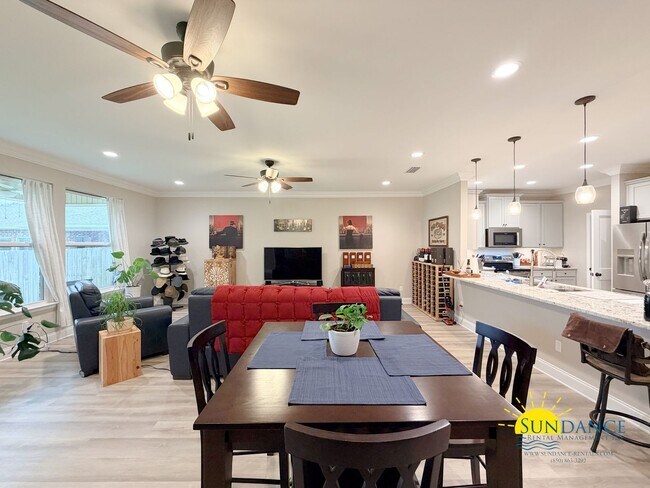 Foto del edificio - Stunning Shalimar 4 Bedroom / 3 Full Bathroom Home with Solar Energy Efficiency!
