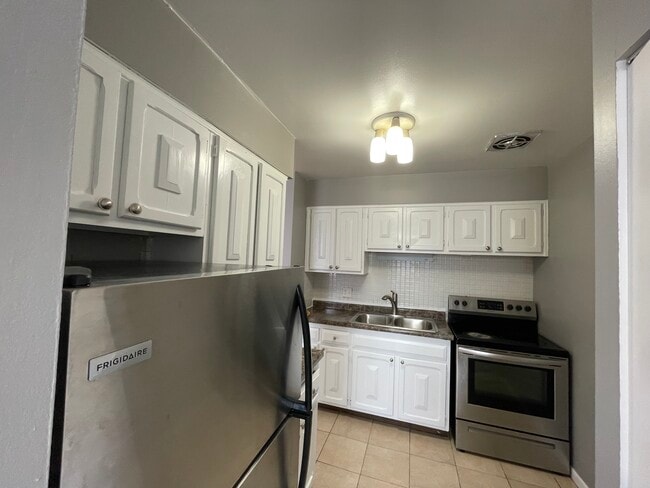 Building Photo - 5920 N Kenmore Ave