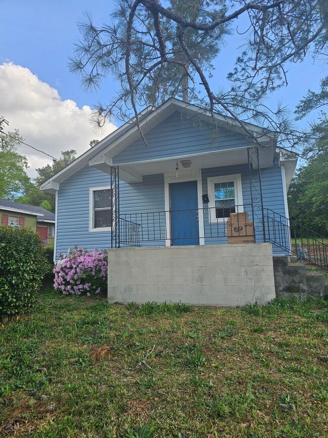 Building Photo - 2 BR/ 1 BA Home