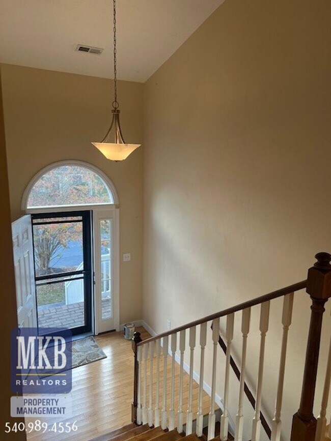 Building Photo - 3 Bedroom 3 Bathroom Split Entry