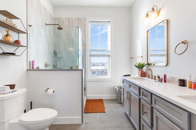 Building Photo - 15 W Bellflower St