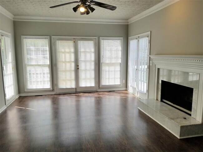 Building Photo - 328 Justin Dr