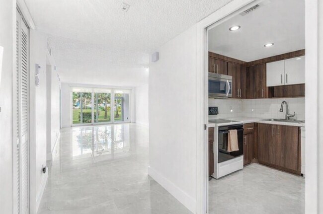 Building Photo - 500 Oaks Ln