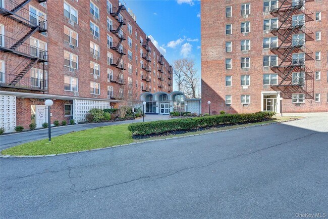Foto del edificio - 54-44 Little Neck Pkwy