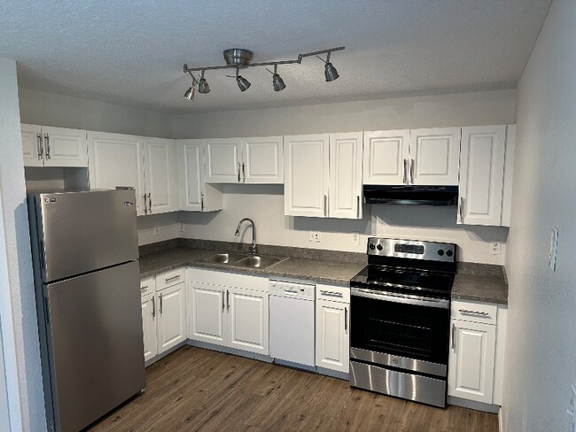 Building Photo - 320 E Rose Ln