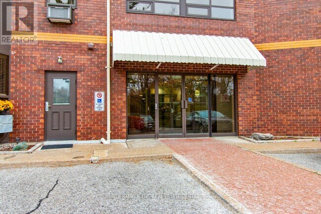 Building Photo - 166 Olive St