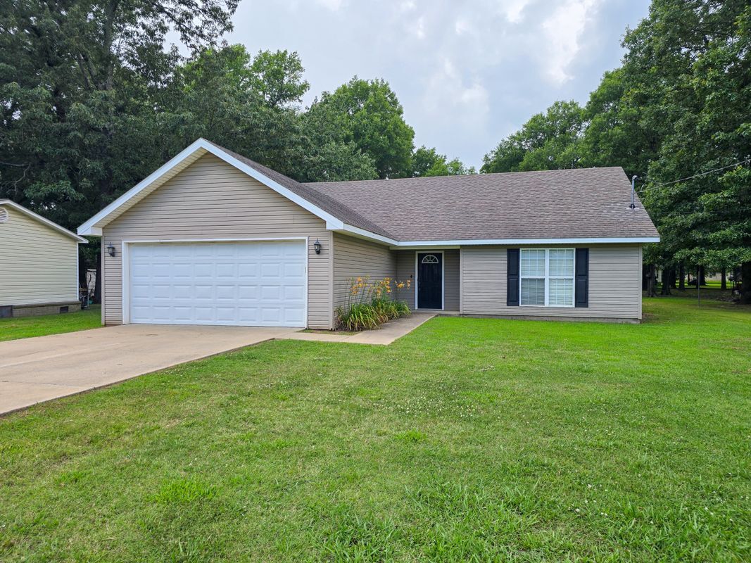 Foto principal - 203 N Bernis St