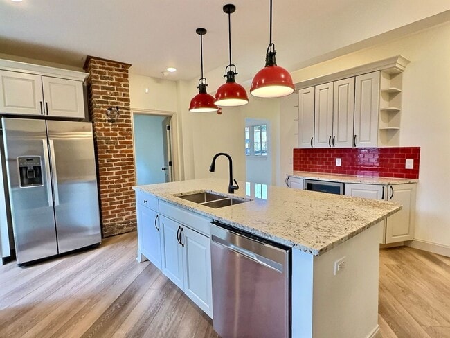 Building Photo - **August 2027** HUGE 8 Bed 6 Bath !! Fully...