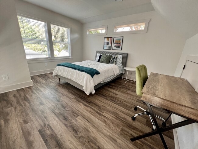 Loft Area - 496 Glenwood Plz SE