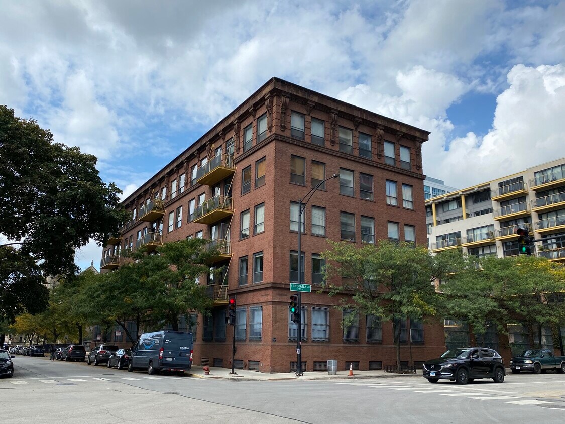 Primary Photo - 1910 S Indiana Ave