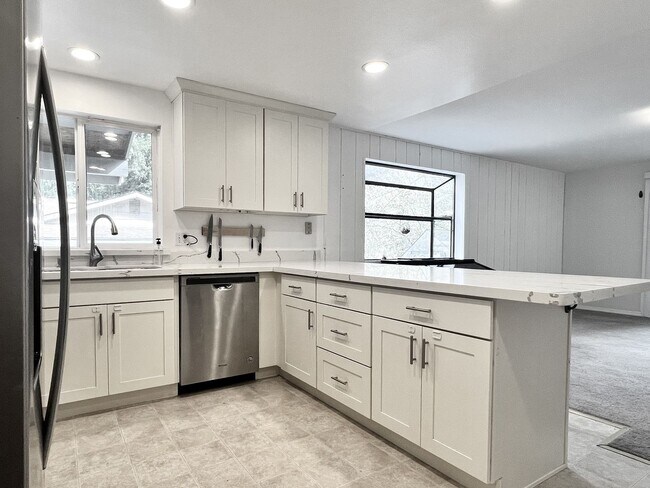 Building Photo - Beautiful Spacious Rambler in Kirkland! Gl...