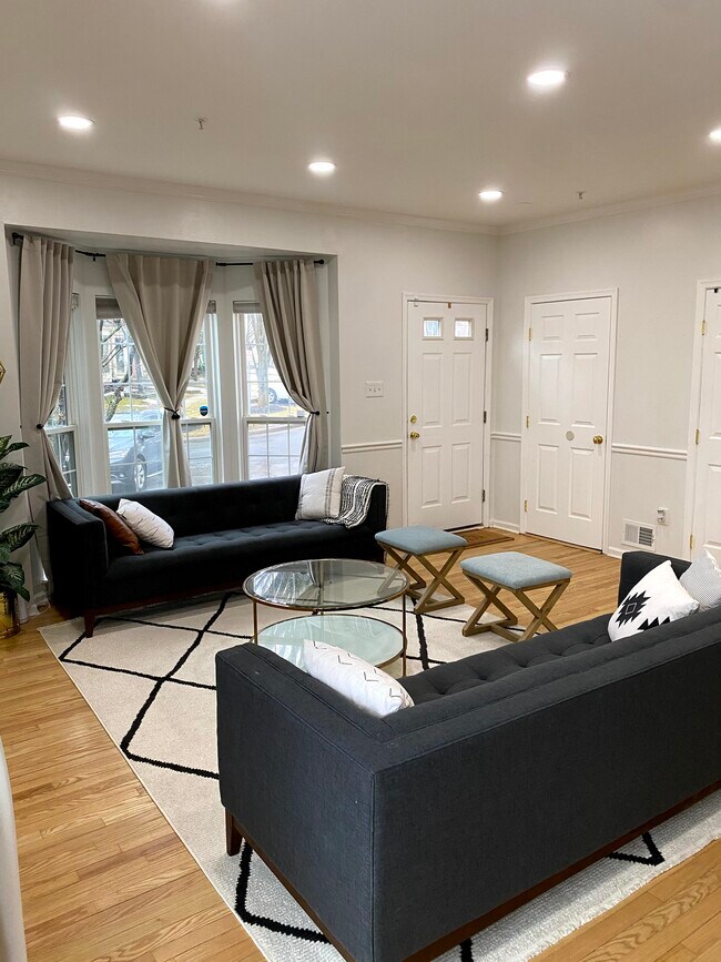 Living room - 9848 Sherwood Farm Rd