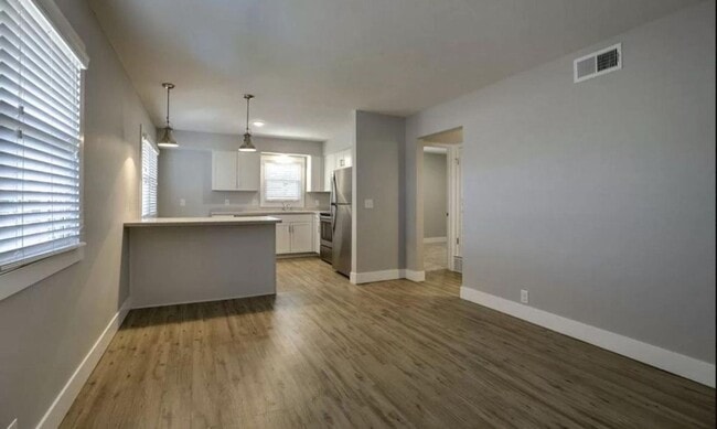 Building Photo - Newly Updated Two Bedroom Apartment!