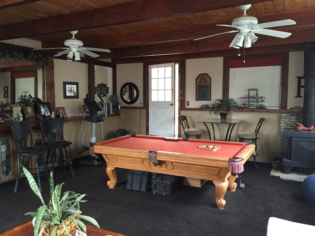 family room, pool table included - 7426 Phelan Rd