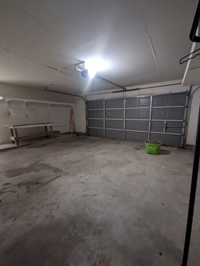 Foto del edificio - 827 Coral Tree Pl