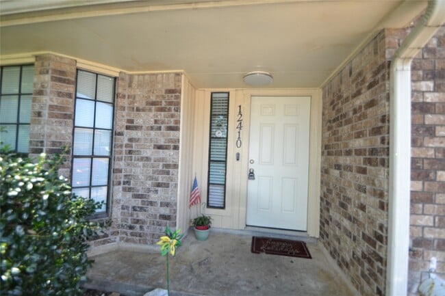 Building Photo - 12410 Meadow Briar Dr