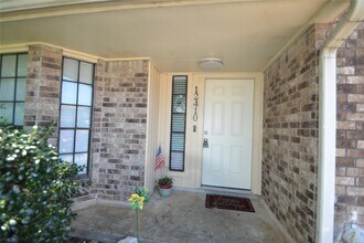 Building Photo - 12410 Meadow Briar Dr