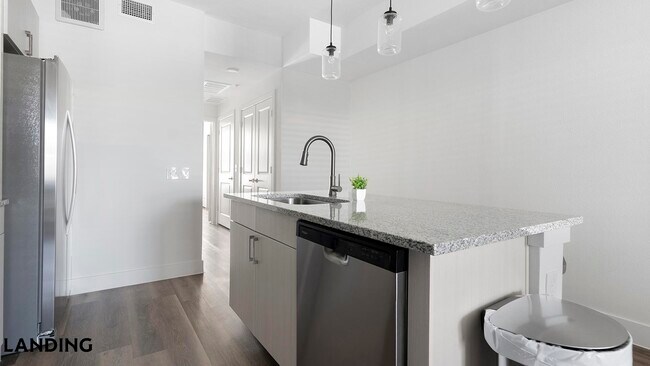Foto del edificio - 6525 Ed Bluestein Blvd