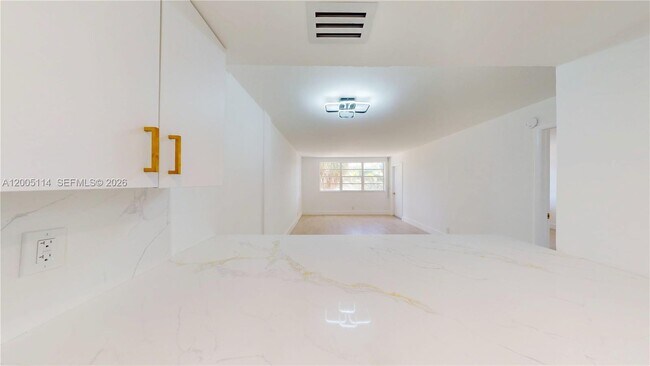 Foto del edificio - 1333 E Hallandale Beach Blvd