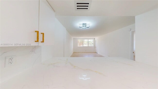 Building Photo - 1333 E Hallandale Beach Blvd