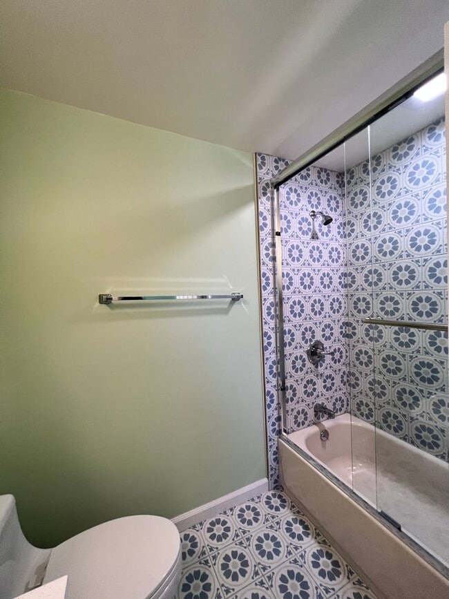 Building Photo - Beautifully remodled 2 bedroom cottage wit...