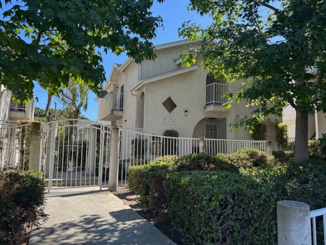 Foto principal - 953 W 1st St
