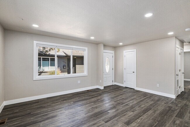 Foto del edificio - Hale neighborhood duplex w/large patio for...