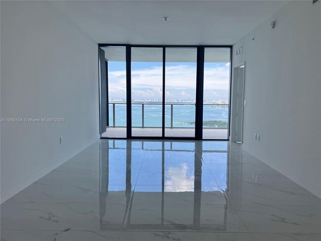 Foto del edificio - 700 NE 24th St