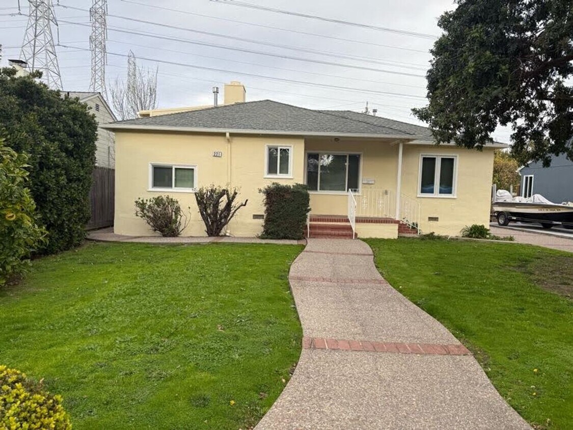 Foto principal - Charming 2-Bedroom Home Large Rumpus Room,...