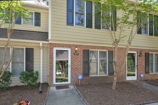 Building Photo - Charming Durham Townhome in Westgate Townes!